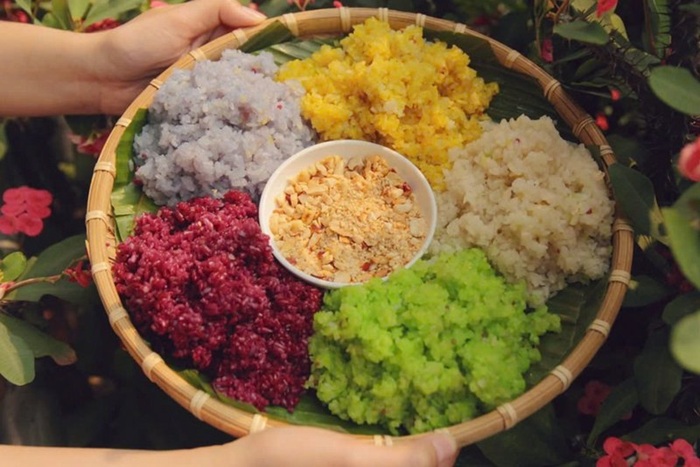 Ăn gì khi đến Mộc Châu? Gợi ý cho bạn là món xôi ngũ sắc rực rỡ sắc màu - Ảnh: Thịt Trâu Gác Bếp