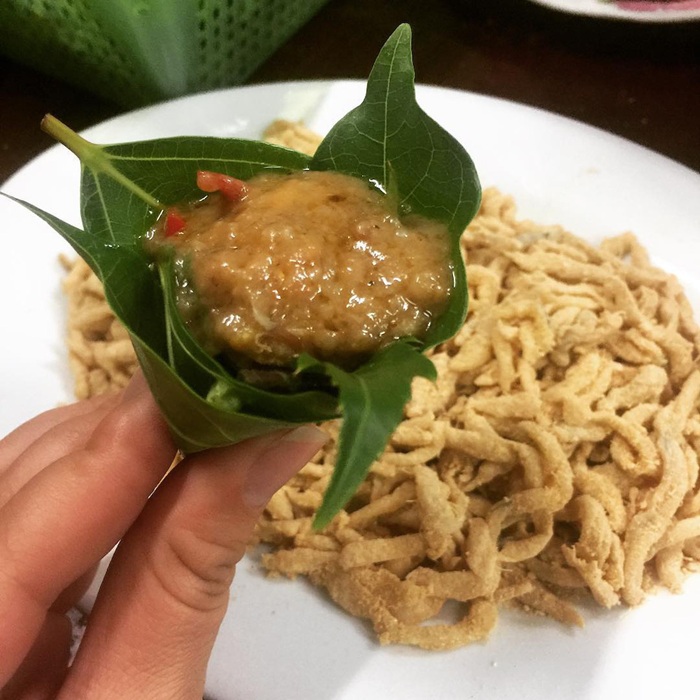 Cách thưởng thức gỏi cá nhệch đúng chuẩn người địa phương - Ảnh: MIA