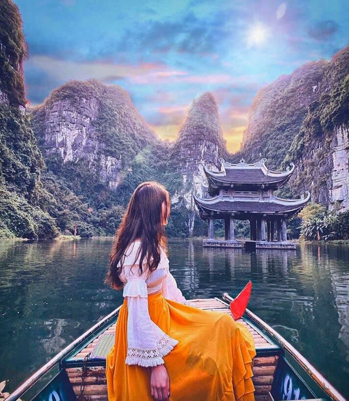 Khám phá vẻ đẹp non nước hữu tình ở Tràng An - Ảnh: Du Lịch Xanh