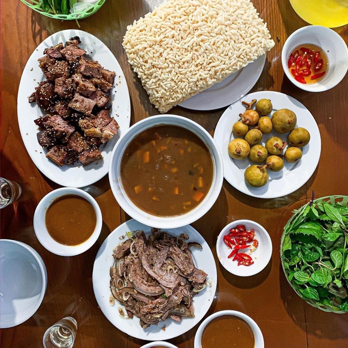 Thưởng thức món dê núi Ninh Bình - Ảnh: MIA
