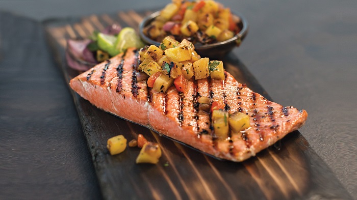 Thưởng thức cá hồi nướng thơm lừng - Ảnh: Internet