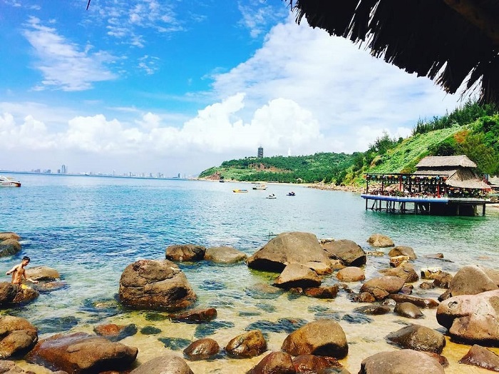 Bãi biển Rạng là điểm du lịch gần sân bay Chu Lai được nhiều du khách trải nghiệm - Ảnh: Internet