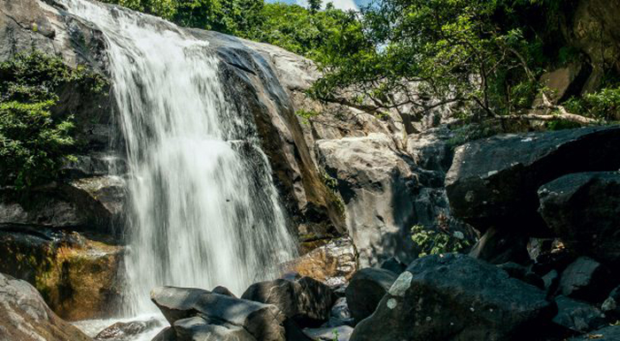 Thác Hố Giang Thơm - điểm du lịch gần sân bay Chu Lai, sở hữu vẻ đẹp hùng vĩ và nên thơ - Ảnh: Internet