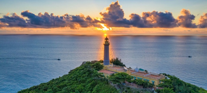 Hải đăng Đại Lãnh điểm du lịch gần sân bay Tuy Hòa là nơi đón bình minh đầu tiên trên đất liền Việt Nam - Ảnh: Internet