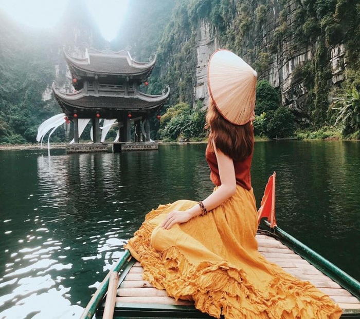 Chèo thuyền, ngắm cảnh đẹp non nước hữu tình ở Ninh Bình - Ảnh: Đất Việt Tour