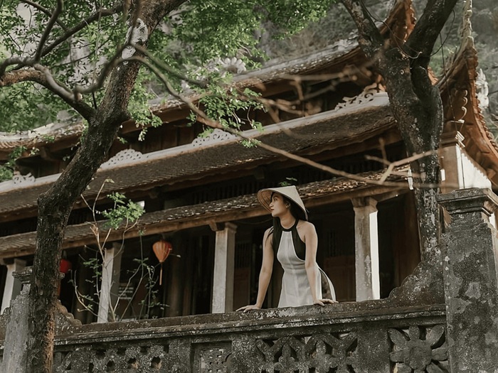 Quần thể chùa Bích Động lưng tựa vào núi rất đẹp - Ảnh: Tico Travel