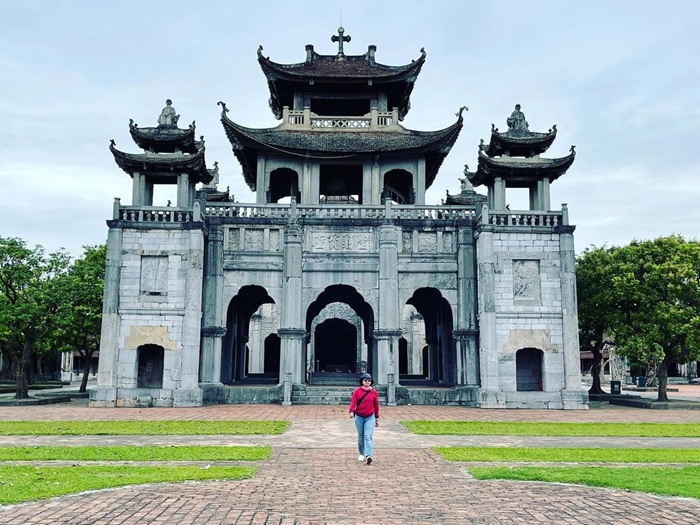 Du khách check-in điểm du lịch tâm linh ở Ninh Bình là nhà thờ Phát Diệm - Ảnh: iVIVU