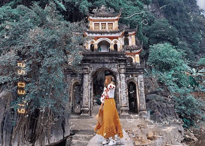 Du khách ăn mặc kín đáo khi ghé những điểm du lịch tâm linh ở Ninh Bình - Ảnh: Lữ Hành Việt Nam