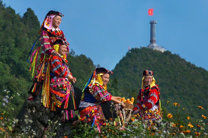 Xa xa là cột cờ Lũng Cú, địa đầu Tổ quốc Việt Nam - Ảnh: Vietravel