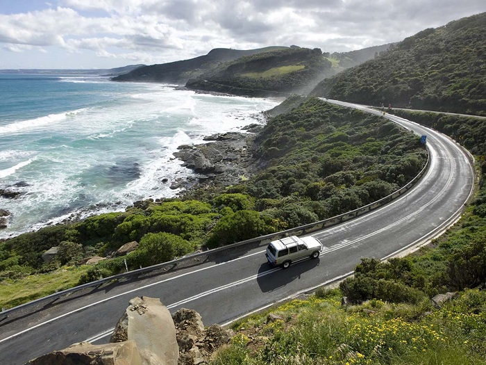 Dạo con đường ven biển Great Ocean Road là hoạt động thú vị ở Úc được du khách yêu thích - Ảnh: Internet