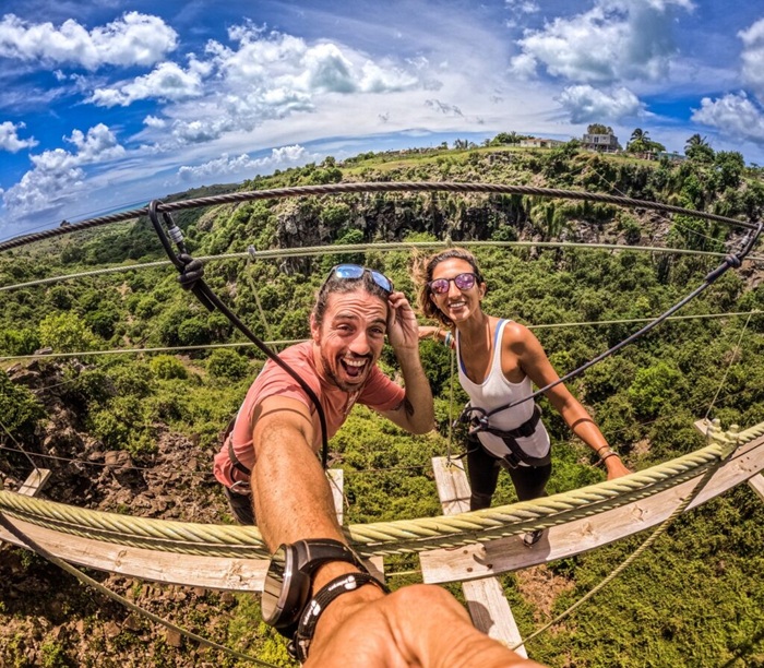 Trải nghiệm cảm giác hồi hộp khi băng qua những cây cầu treo ở hòn đảo đẹp nhất châu Phi - Ảnh: Ze Caillou