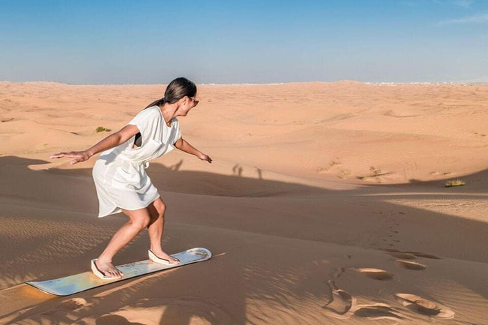 Cảm giác trượt cát ở sa mạc Sahara đầy thú vị - Ảnh: Cattour