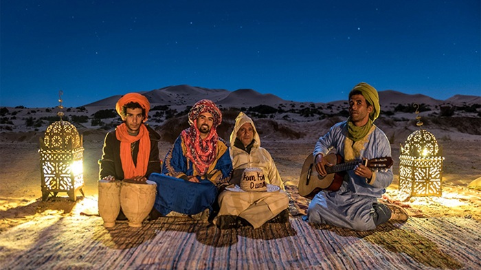 Giữ ấm cơ thể về đêm là kinh nghiệm tránh sốc nhiệt ở sa mạc Sahara mà bạn nên lưu ý - Ảnh: My Odyssey Tours