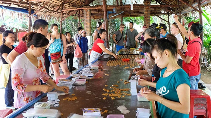 Làng nghề làm kẹo dừa Bến Tre có từ lâu đời, khoảng thập niên 30 của thế kỷ XX - Ảnh: Internet
