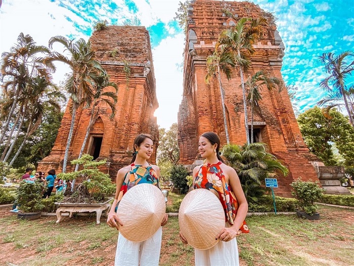 Tháp Đôi - dấu ấn cổ xưa giữa lòng phố biển - Ảnh: Internet