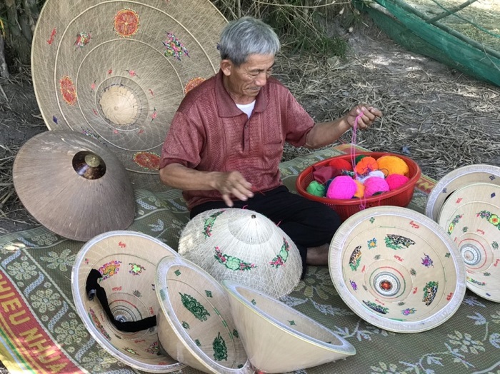 Công đoạn làm nón ngựa Phú Gia rất công phu và tỉ mỉ - Ảnh: Internet