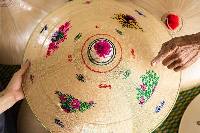 Công đoạn thêu nón ngựa Phú Gia với hoa văn và màu sắc hài hòa làm nổi bật vật phẩm - Ảnh: Internet