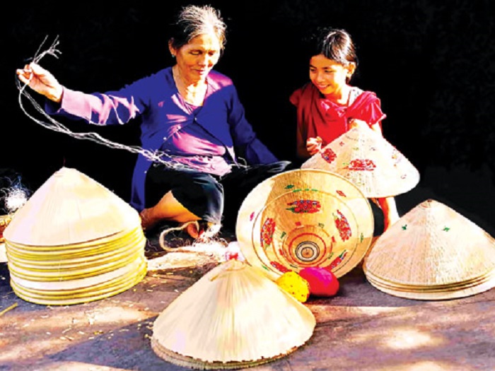 Ghé làng nghề nón ngựa Phú Gia bắt gặp hình ảnh những em bé thuần thục các công đoạn làm nón - Ảnh: Internet