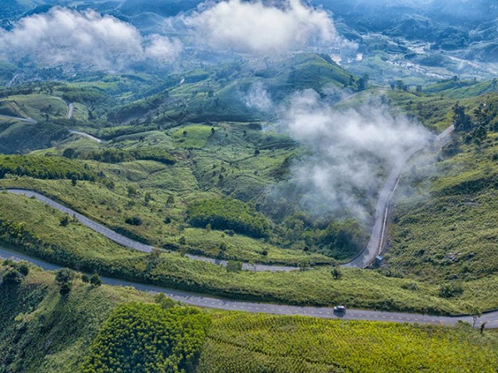 Đèo Vi Ô Lắc hùng vĩ, đẹp tựa như tranh vẽ - Ảnh: Internet