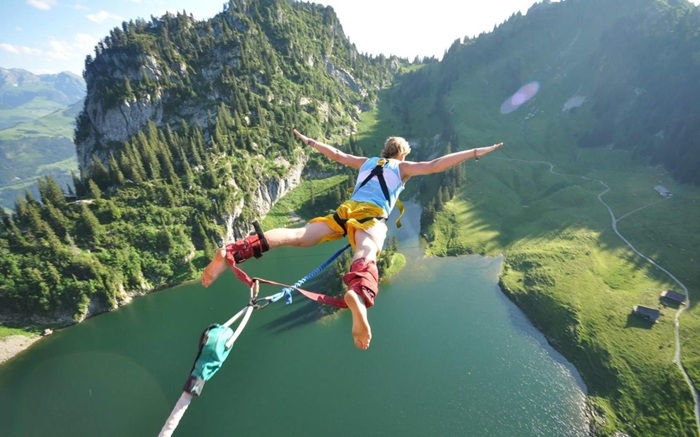 Nhảy bungee tại cầu Bloukrans là trải nghiệm mạo hiểm ở châu Phi - Ảnh: Lữ Hành Việt Nam