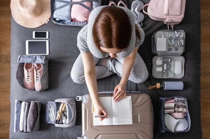 Chuẩn bị hành lý đi du lịch Mộc Châu - Ảnh: KOS Shop