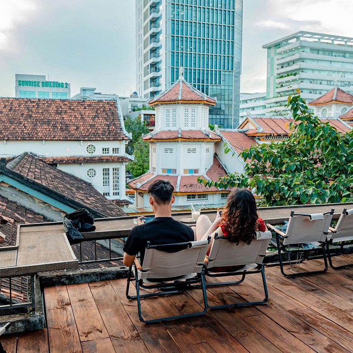 Giới trẻ check-in khu vực ban công của The 59 Café - Ảnh: Internet