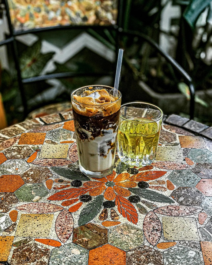 Thưởng thức ly cà phê ở Simple, hàn huyên chuyện xưa cũ - Ảnh: Internet