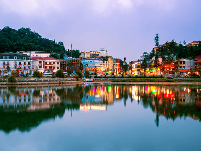 Sapa về đêm có gì chơi? Dạo một vòng ở hồ Sapa - Ảnh: Danatravel