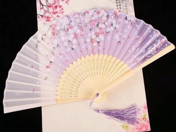 Quạt giấy là ý tưởng thú vị để làm quà sau chuyến du ngoạn Trung Quốc