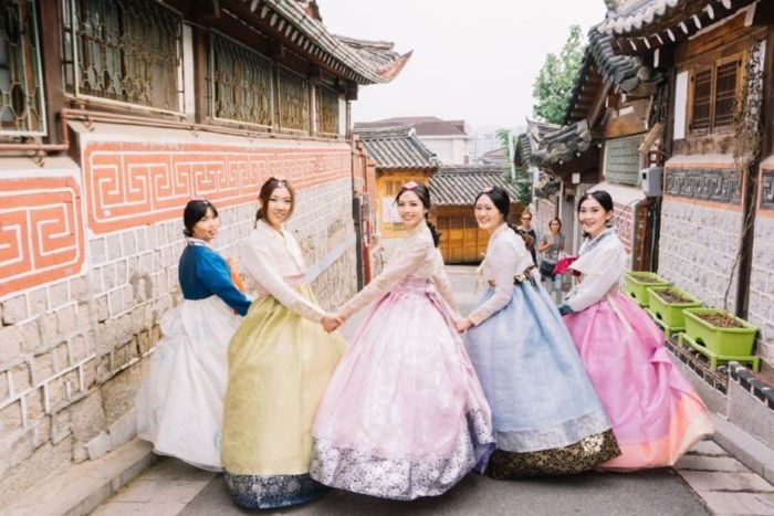Chọn mua trang phục Hanbok làm quà du lịch xứ sở kim chi