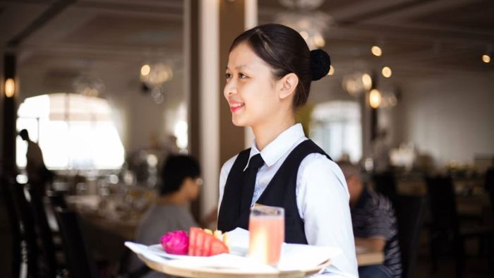 Đến Nhật Bản không cần phải tips tiền cho nhân viên phục vụ