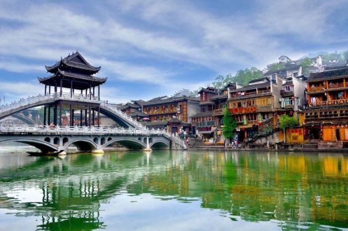 Trấn cổ Phượng Hoàng cổ kính với hơn 1300 năm tuổi