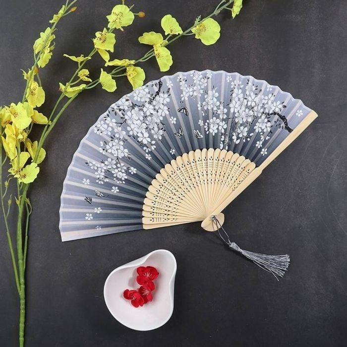 Nhiều du khách mua quạt giấy ở Thượng Hải mang về làm quà sau chuyến đi