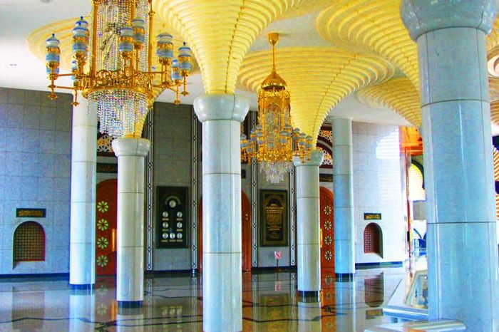 Kiến trúc xa hoa bên trong thánh đường Jame Asr Hassanil Bolkiah của Hồi Giáo