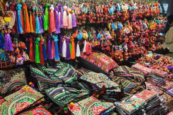 Mua quà lưu niệm sau chuyến đi khám phá Brunei 