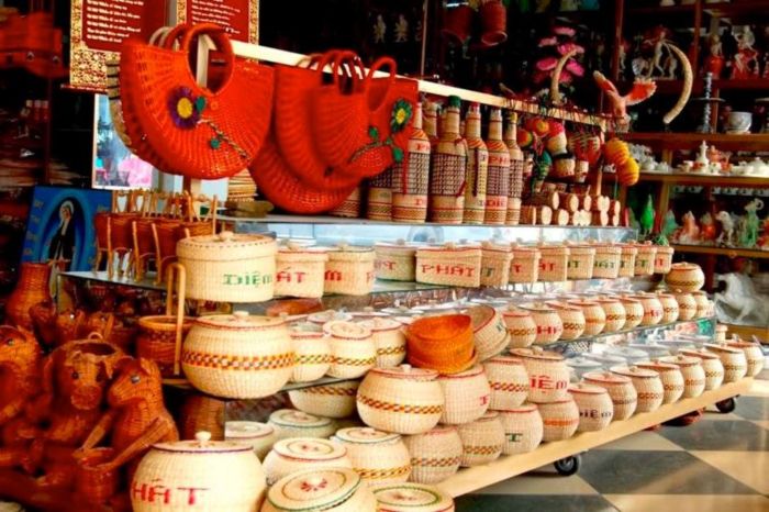 Không ít món đồ thủ công tinh xảo để bạn chọn làm quà sau Singapore