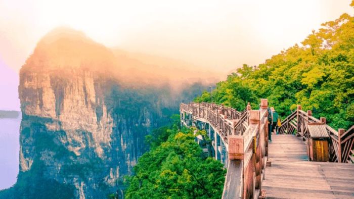 Trương Gia Giới thu hút du khách với cảnh đẹp núi rừng kỳ vĩ cùng văn hóa độc đáo