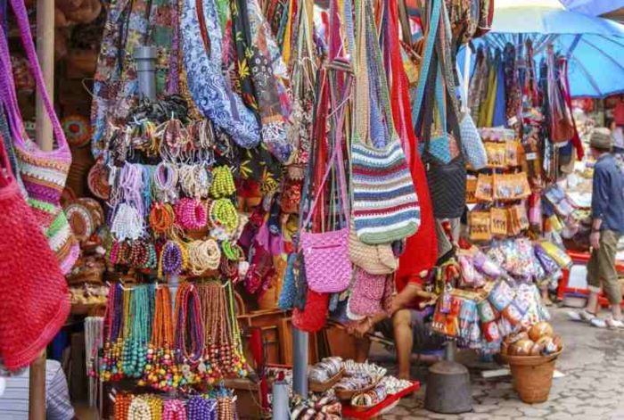 Giá rẻ, thiết kế độc đáo là lý do du khách mua đồ thủ công ở Malaysia về làm quà