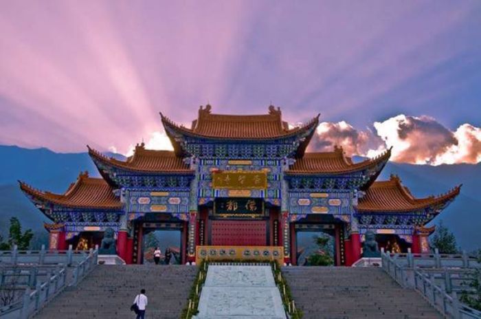 Chọn trang phục kín đáo khi đến chiêm bái chùa đền ở Vân Nam 