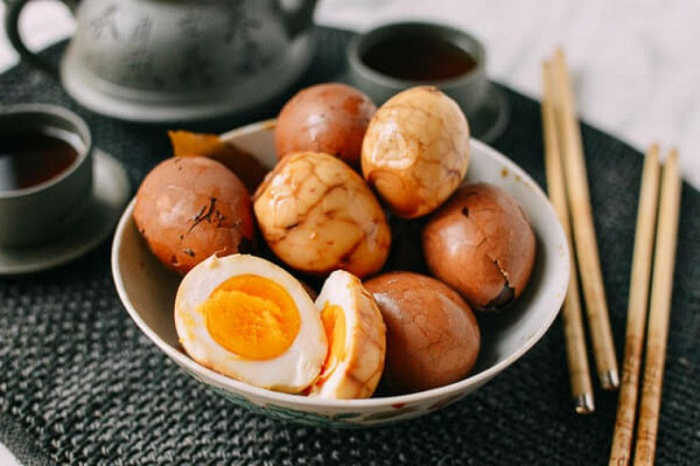Trứng gà luộc nước trà mang đậm chất trung hoa