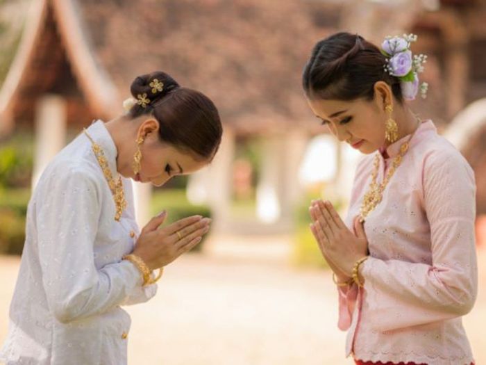 Kiểu chào Sompiah khi người Campuchia giao tiếp