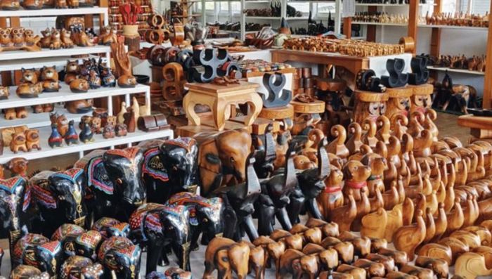 Chưa biết mua gì khi đến du lịch Lào bạn có thể chọn các món quà điêu khắc gỗ