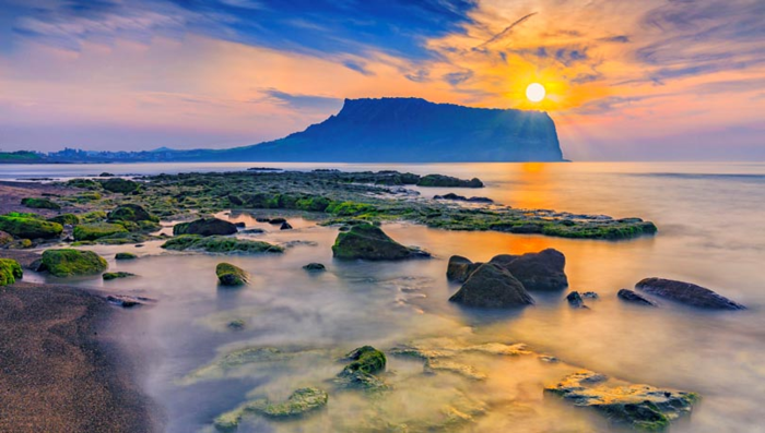 Đỉnh Núi Bình Minh Seongsan - Seongsan Sunrise Peak sừng sững 