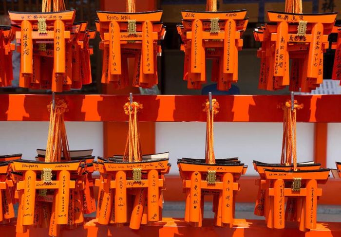 Mua mô hình cổng Torii để làm quà lưu niệm và cầu mong sự may mắn (Nguồn: pixels.com)