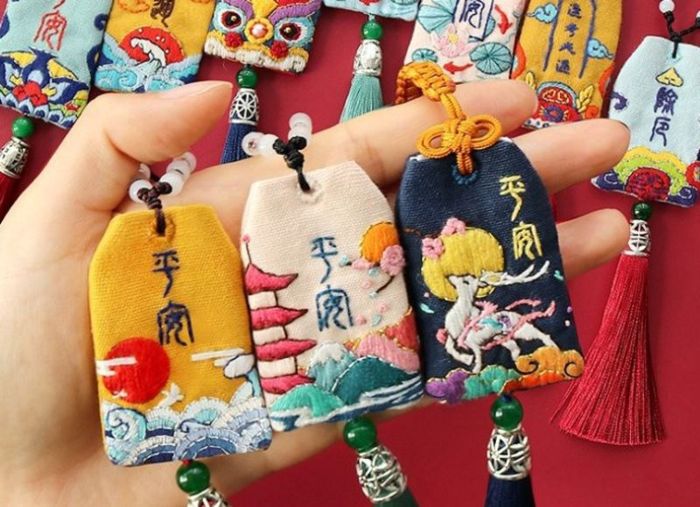 Mua bùa Omamori là món quà thú vị khi đi du lịch Nagoya