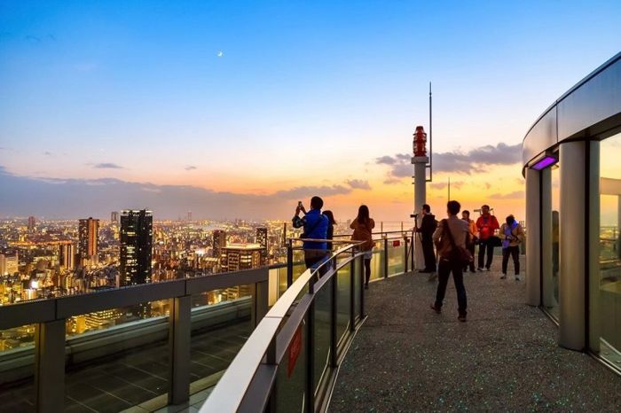 Vị trí ngắm toàn cảnh Osaka cực chill từ đài quan sát Umeda Sky Building