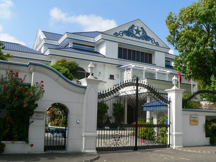 Check in bên ngoài phủ Tổng thống Maldives khi đến Male du lịch