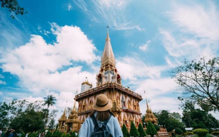 Chiêm bái chùa Wat Chalong nổi tiếng ở Phuket