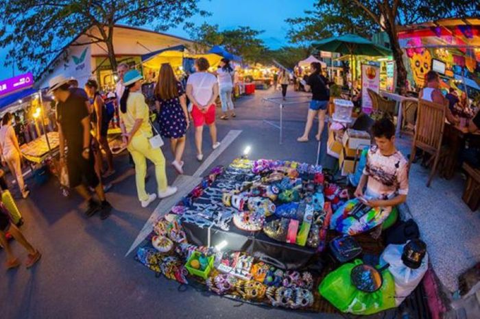 Mua sắm ở các khu chợ đêm tại Phuket sẽ giúp bạn có trải nghiệm thú vị hơn