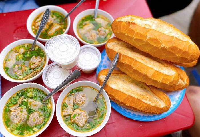 Bánh mì xíu mại là món ăn ngon nên thử khi trải nghiệm tour Đà Lạt 